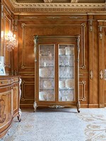 Art. 604, Display cabinet with 2 doors, glass shelves and finishes in gold leaf