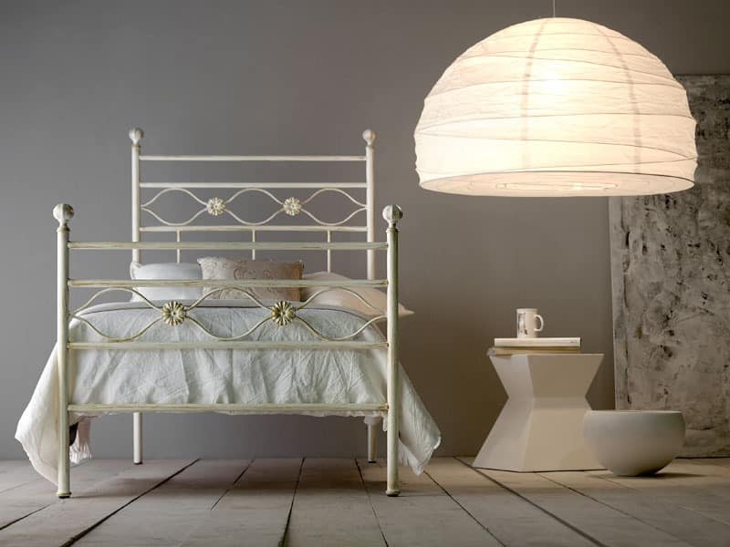Incanto, Robust iron bed, with aluminum knobs