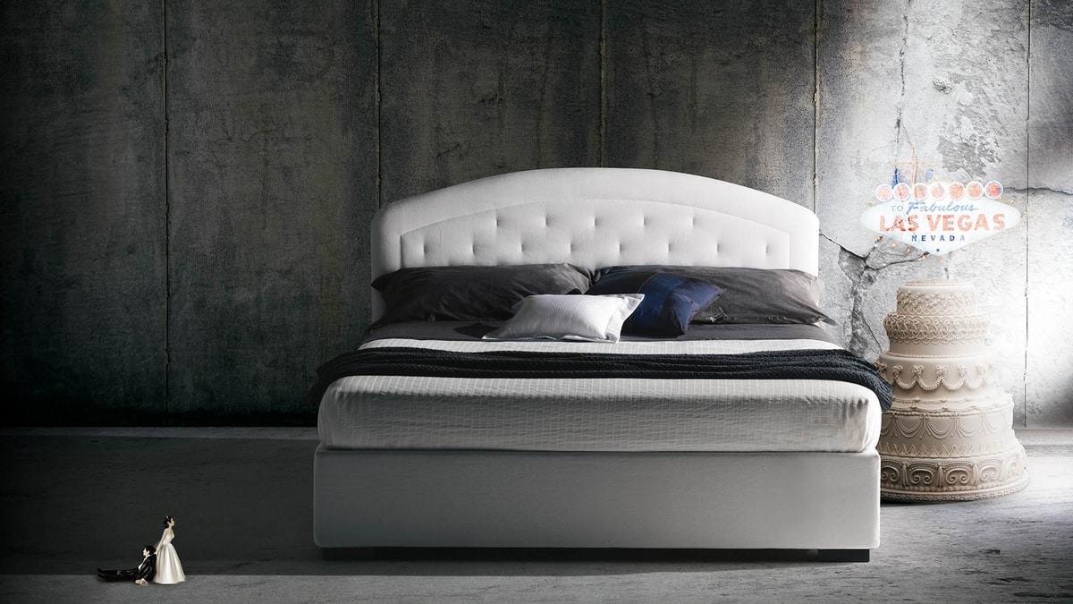 Moorea, Bed characterized by the quilted headboard