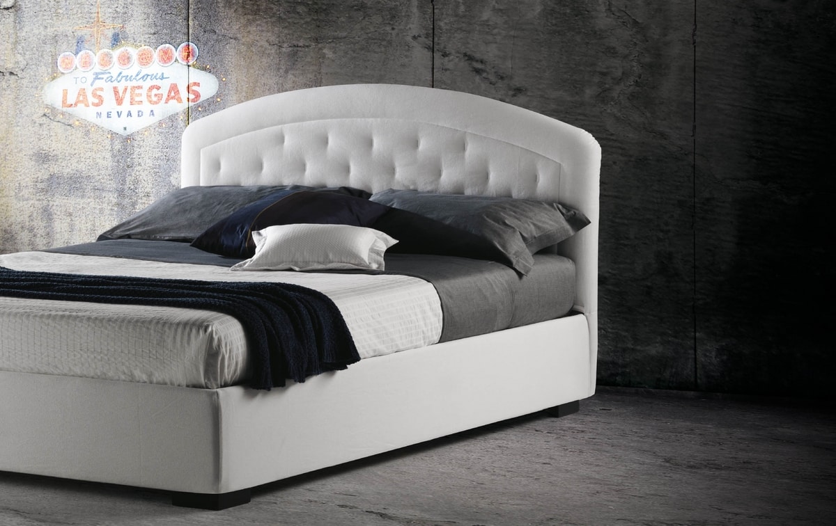 Moorea, Bed characterized by the quilted headboard