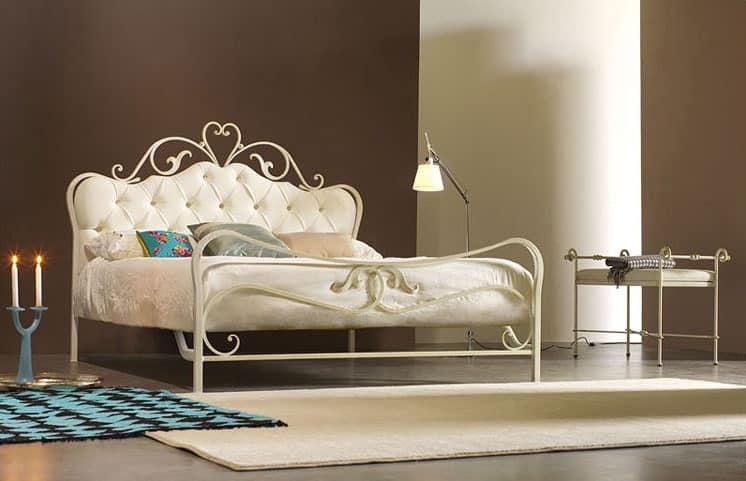 Norma, Double bed in wrought iron with tufted headboard