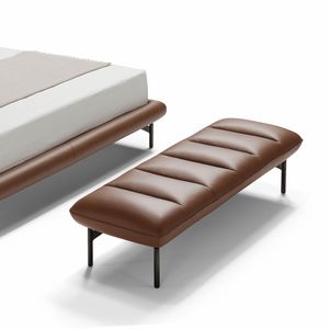 Perla, Upholstered bench with metal legs