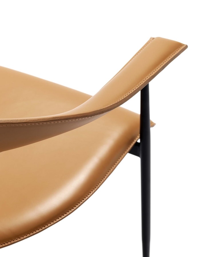 P40, Chair with armrests, in metal and leather