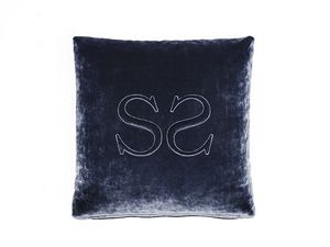 Cushion VRT LG, Velvet cushion with an embroidered, raised logo