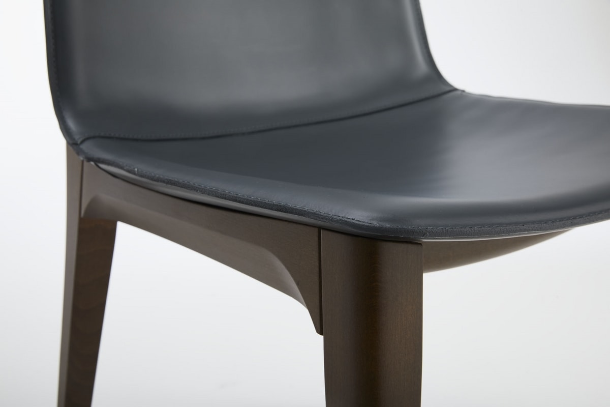 Aida, Padded chair with refined wooden structure