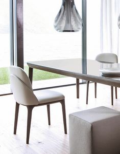 Manda chair, Chair characterized by delicate curved lines