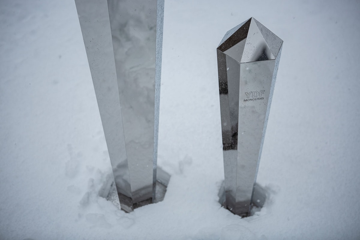 Cristal, Decorative metal monoliths