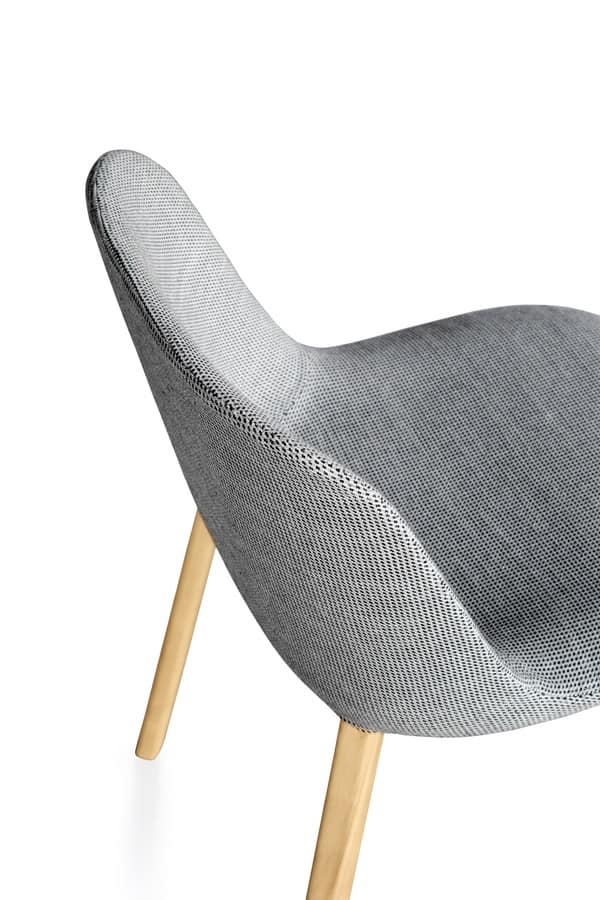 Esse chair, Padded chair with wooden legs