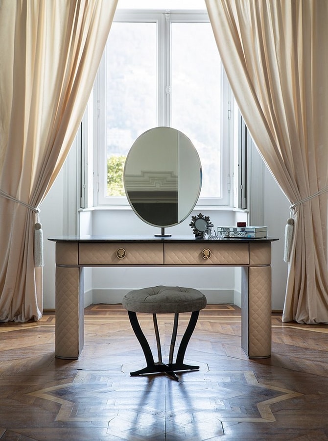 Penelope, Leather dressing table