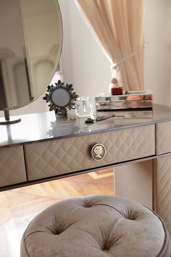 Penelope, Leather dressing table