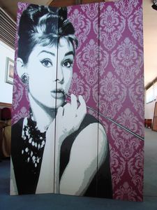 Art. 160, Screen with depicted Audrey Hepburn