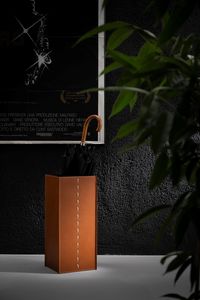 Sofia, Umbrella stand in leather, with drip tray