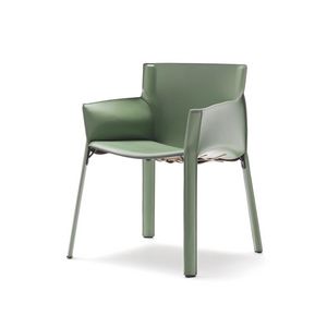 P90, Comfortable and versatile armchair in leather