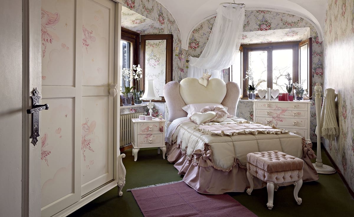 Gaia, Girl bedroom with a heart-shaped bed