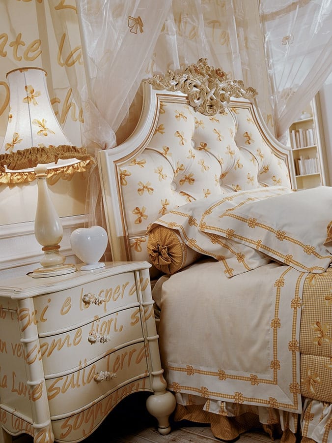 Romeo, Bedroom with canopy bed, gold decorations