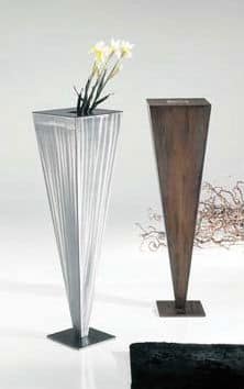 Zoe and Vic, Vase made of chromes steel with leather upholstery