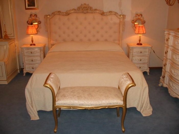 Art.306, Classic bed with carved headboard