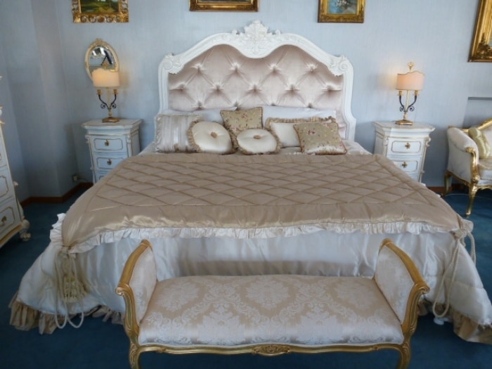 Art.341, White bed with carvings