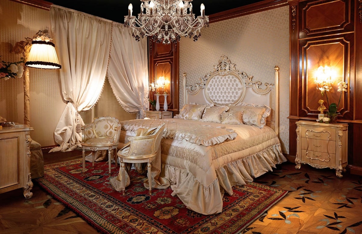 Art. 490, Gorgeous bed with carved columns