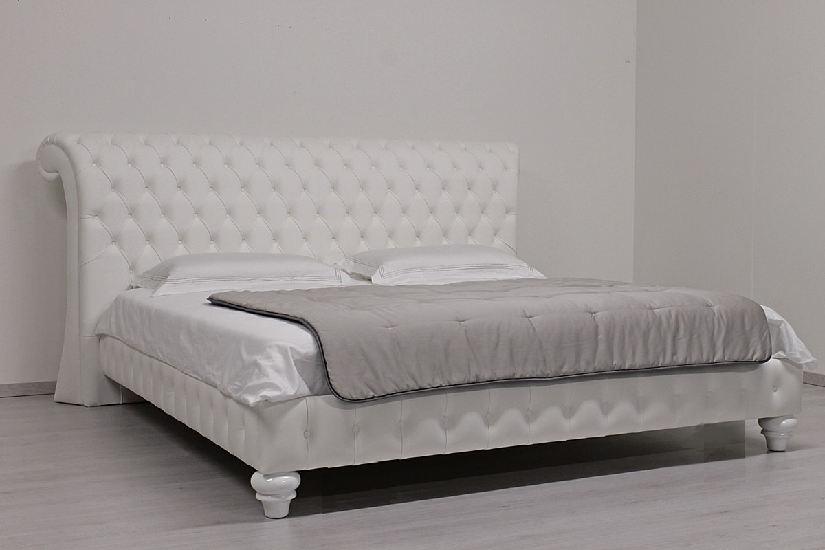 Chesterfield, English style double bed, capitonnè headboard, for bedrooms, hotels, villas