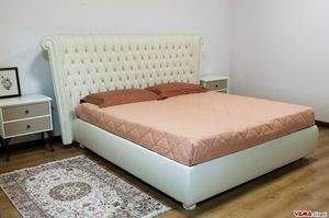 Leichester, Luxury bed with large and high headboard in Chesterfield style capitonn