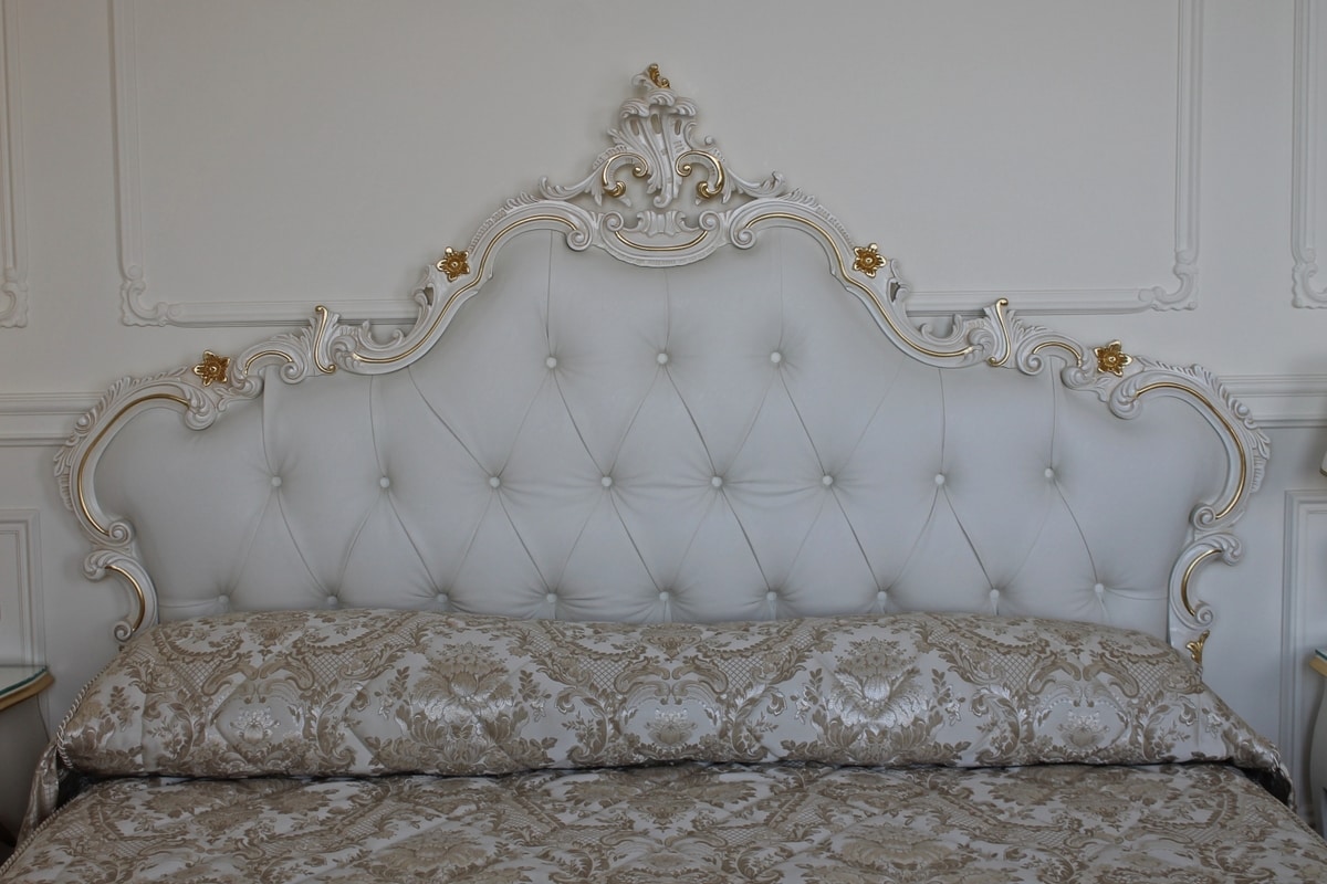 Luana, Classic bed with leather headboard