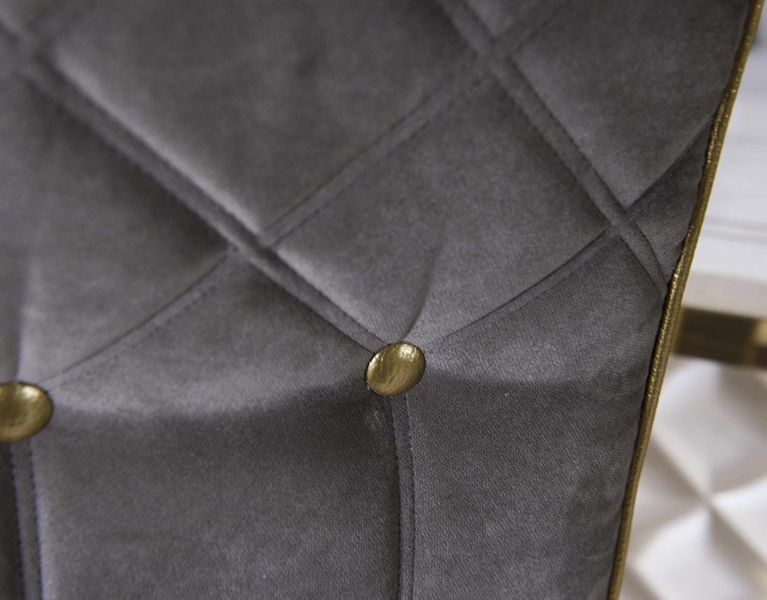SIPARIO chair, Classic velvet chair with golden buttons
