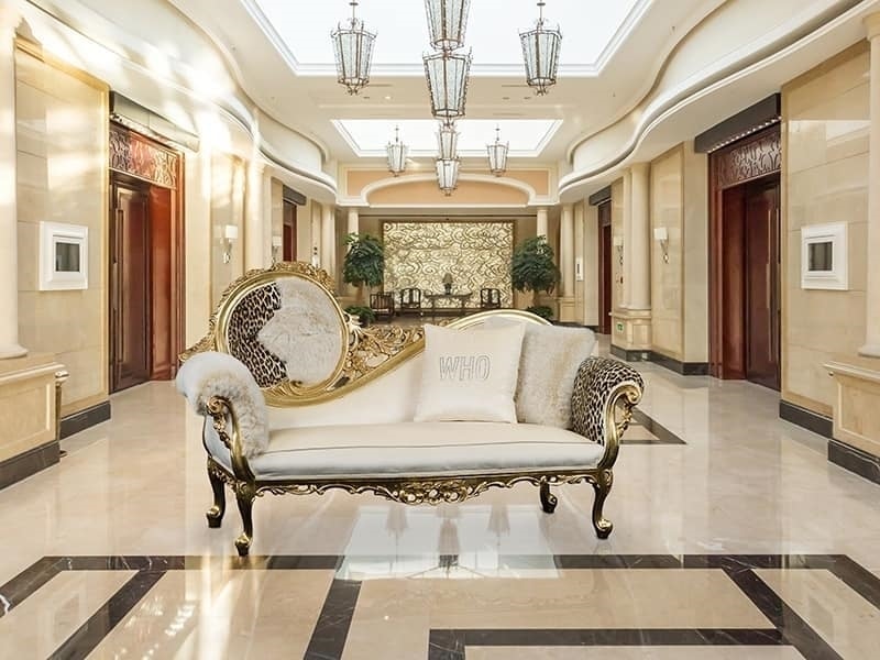 Monet animalier, Luxury daybed made of wood with gold finishings, Baroque