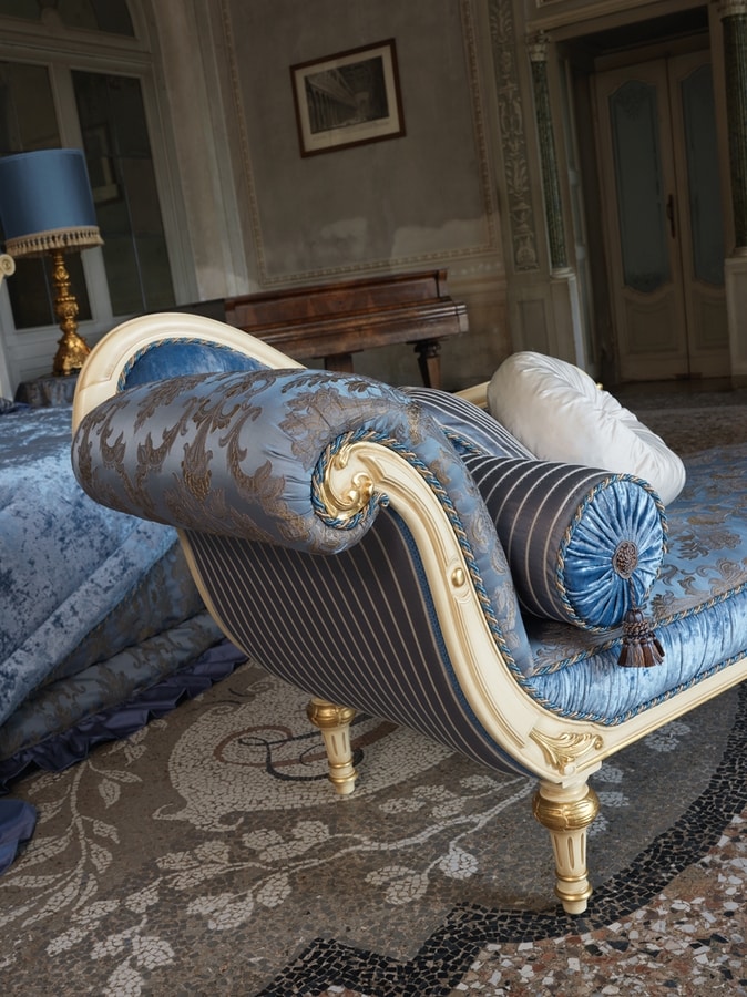 Arianna, Carved chaise longue, lacquered decapè finish