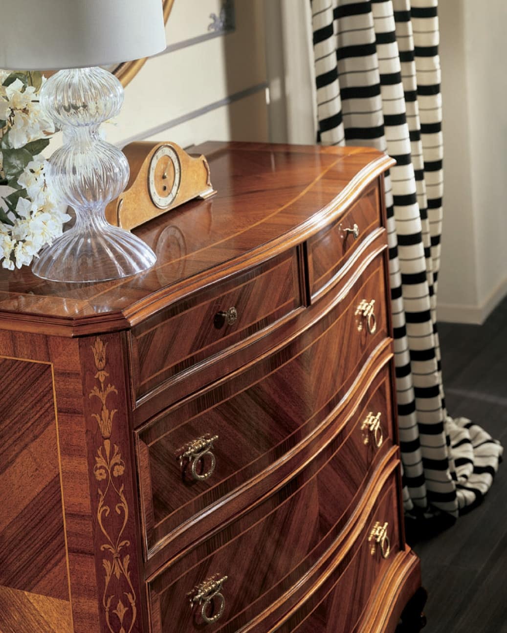 Settecento chest of drawers, Chest of drawers in style '700, with inlaid herringbone