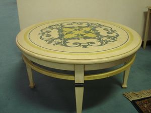 Art. 126, Classical round coffee table, in lacquered wood
