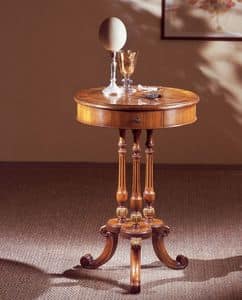 Art. 210, Elegantly decorated small table, with round top, in walnut wood