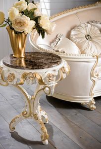 Art. 4082.099, Round side table, in classic style, carved
