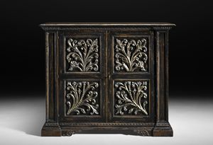 Art. 836/N sideboard, Classical sideboard-pantry with gorgeous carving