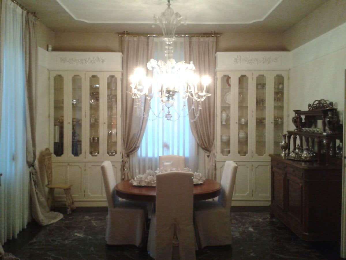 Antony, Classic showcase ideal for dining room