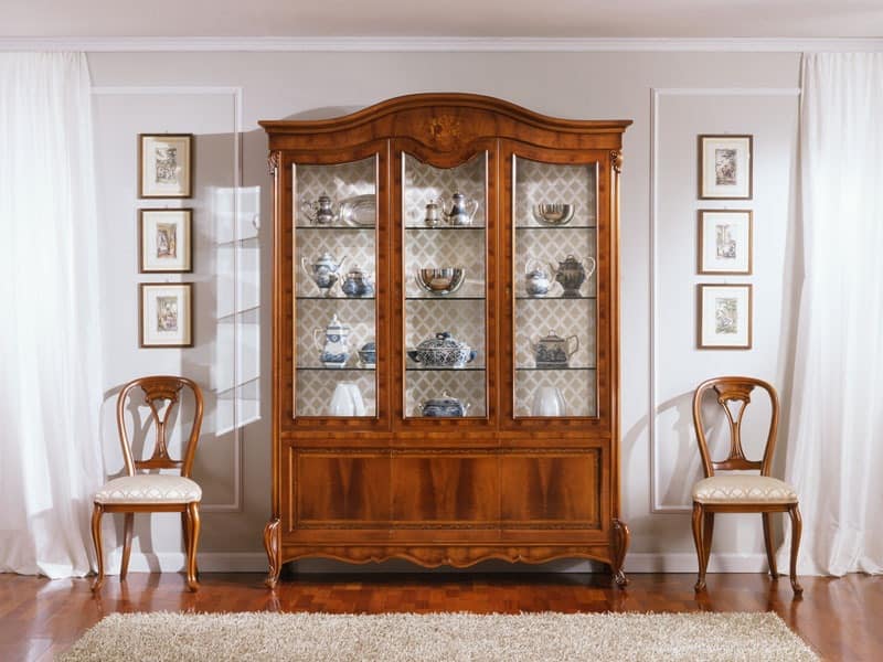 Traditional display with 3 doors, in walnut, fine carvings | IDFdesign