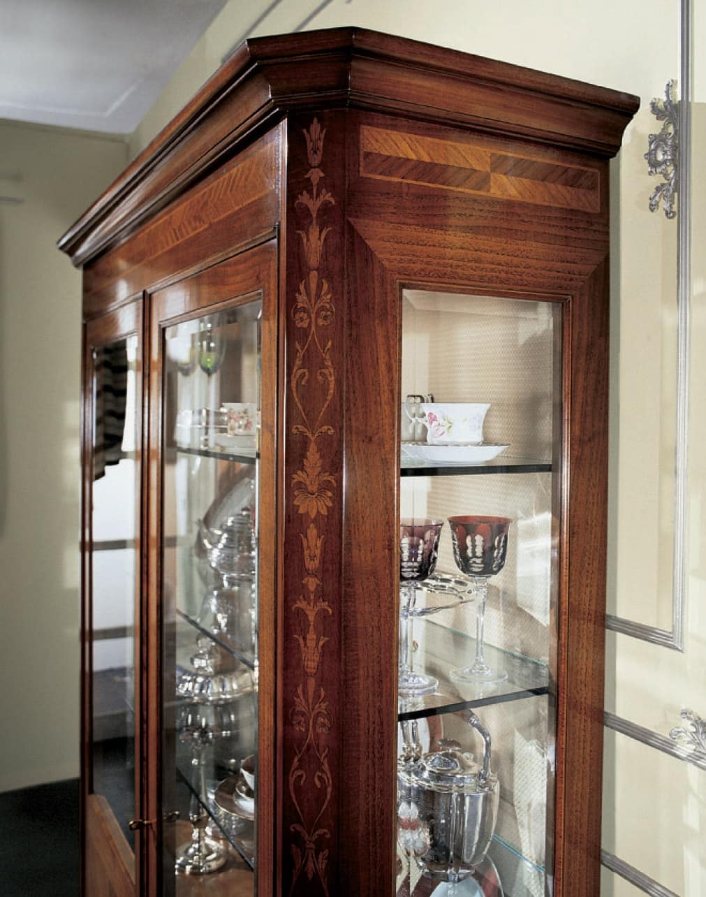 Settecento glass-case, Classic display cabinet with two doors and interior light