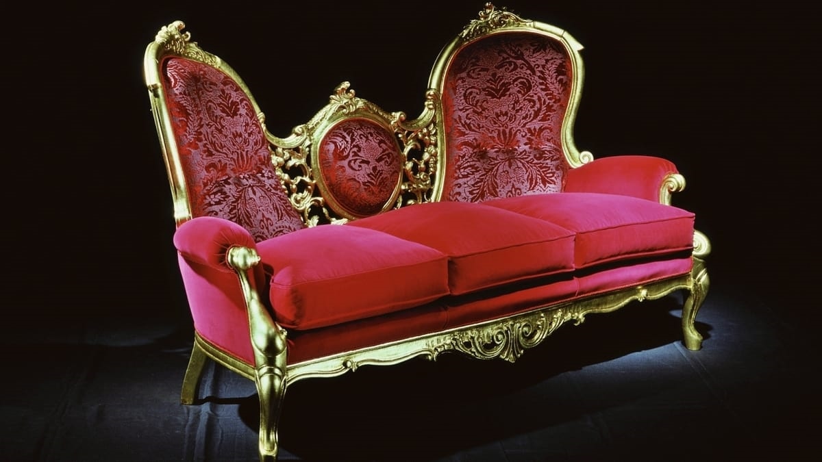 Medaglione, Couch in antique gold leaf, covered in red velvet