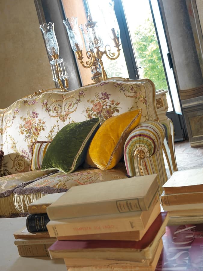 Silvia, Sofa entirely hand-carved, Louis XV Style