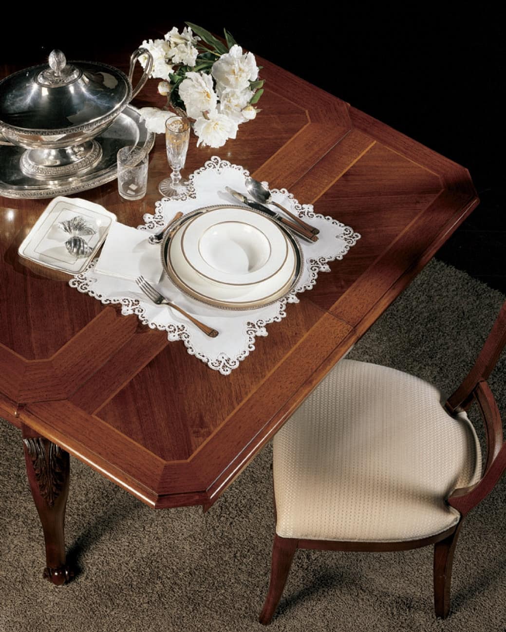 Settecento tavolo quadrato, Extensible table in walnut, with craftsmanship