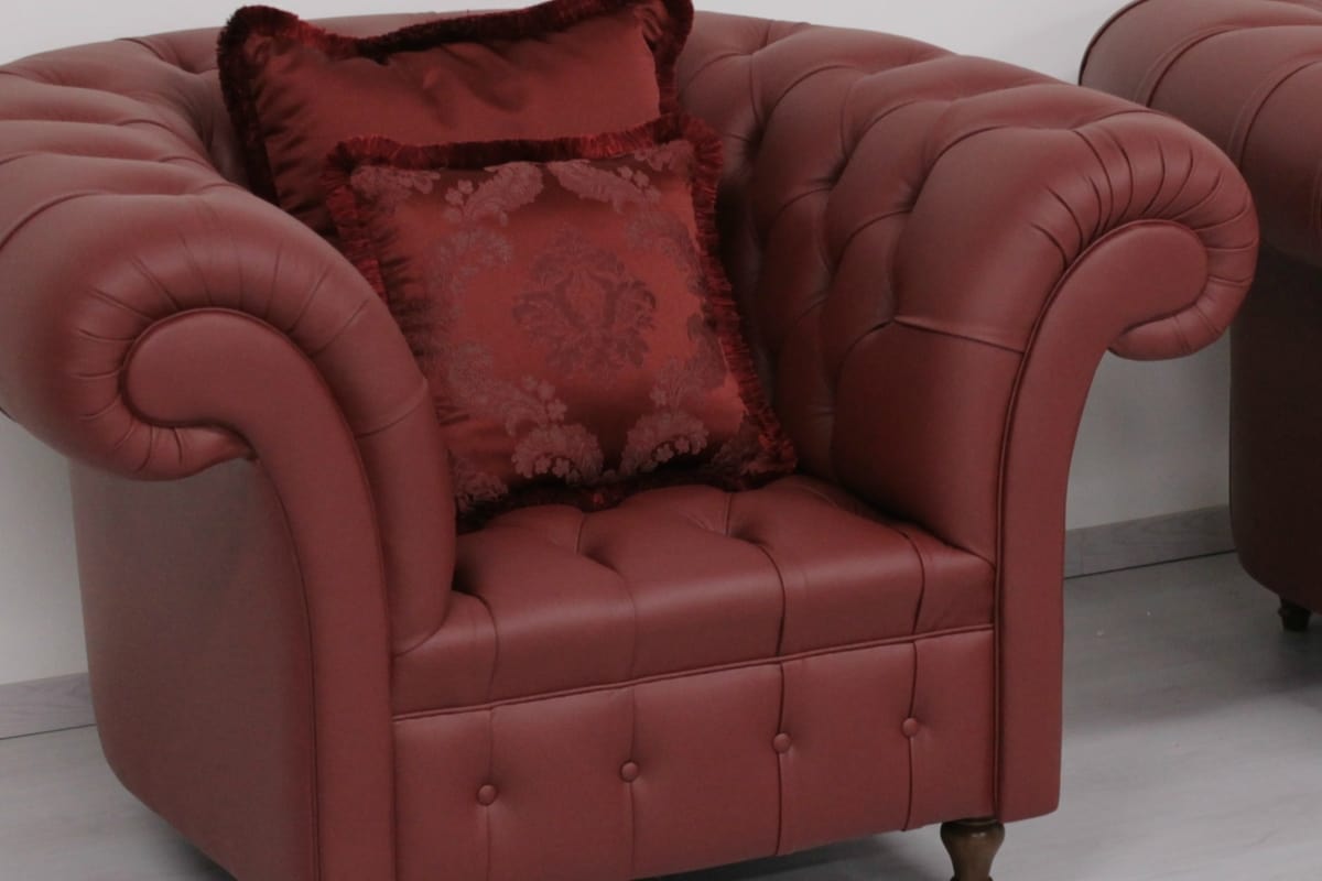 Swing leather, Armchair in English Chesterfield style