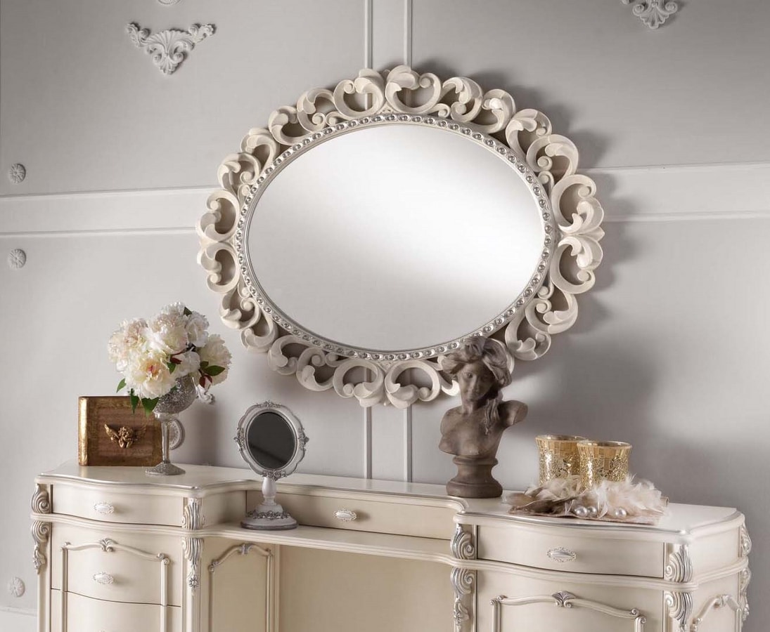 Chippendale oval mirror lacquered, Mirror with finely carved frame