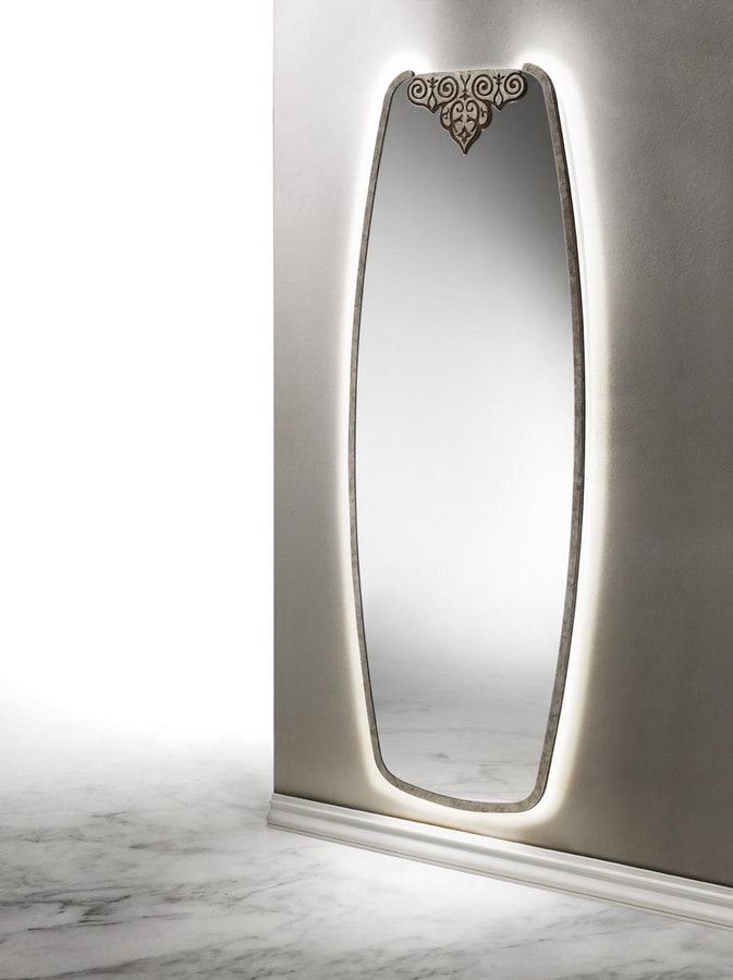 AN 724 C, Vertical mirror with decoration