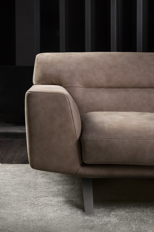 Feenix, Sofa with strong lines