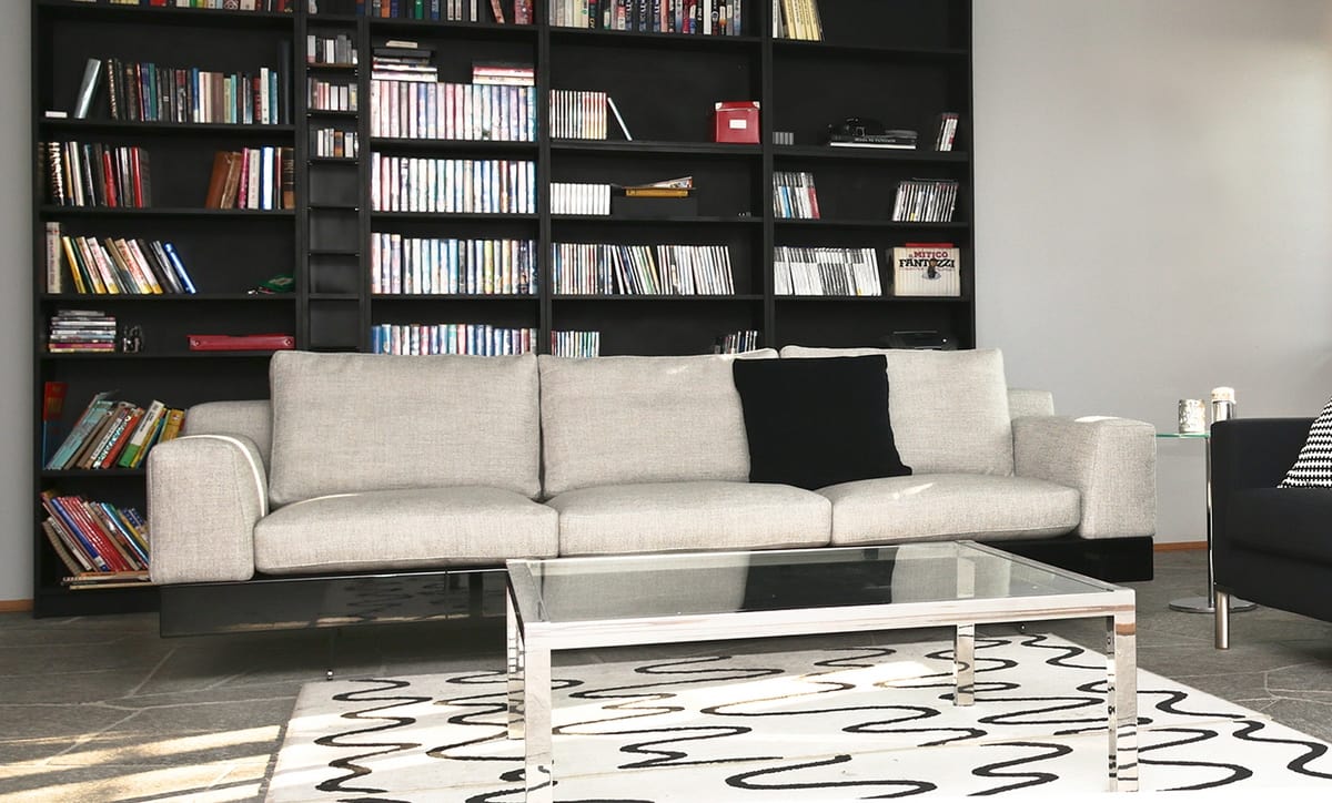 Lario, Modern sofa with lacquered or leather base