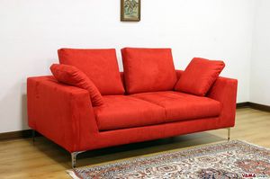 Nettuno, Linear and minimal sofa with high steel feet