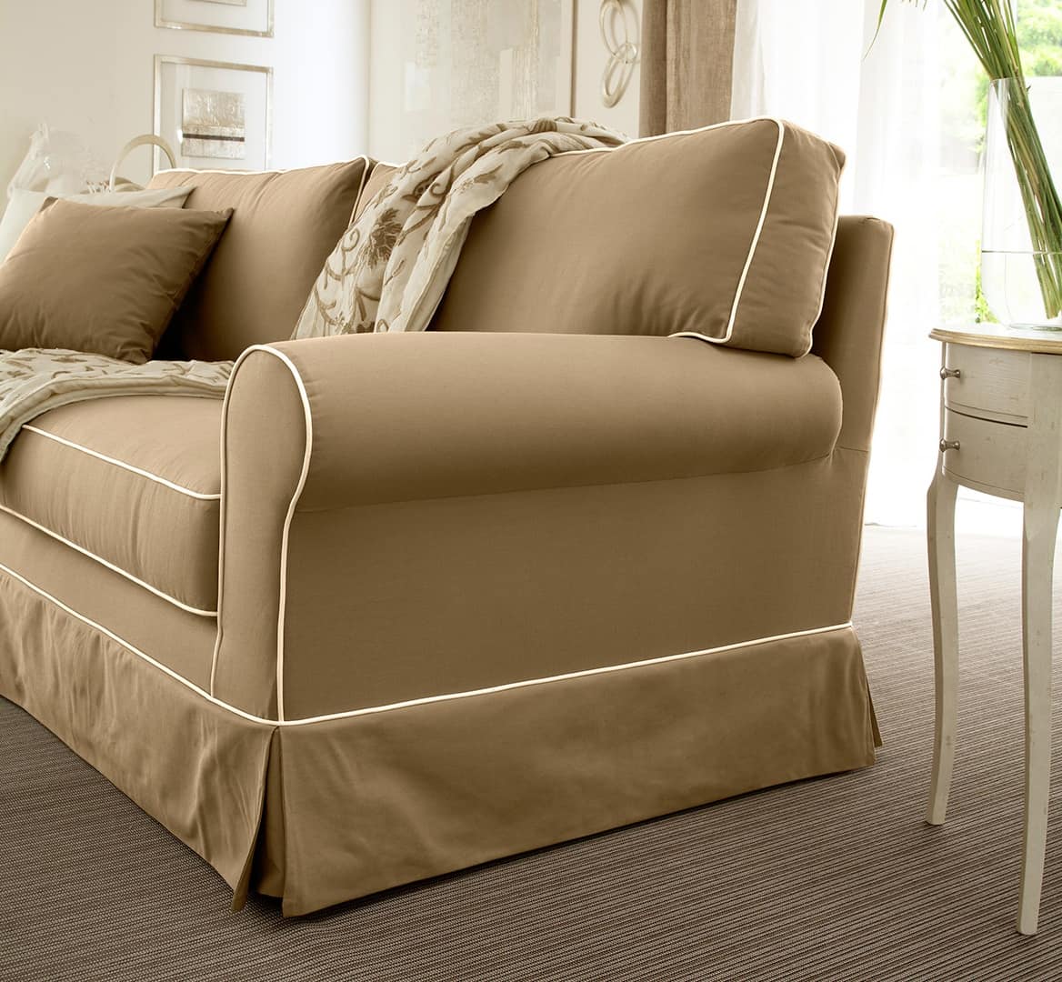 Rivoli sofà, Overstuffed sofa in polyurethane, feather pillows