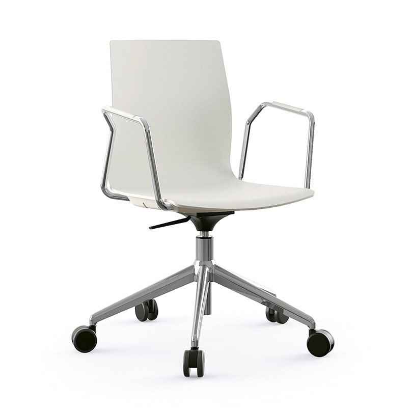 Q3, Height-adjustable chair on wheels