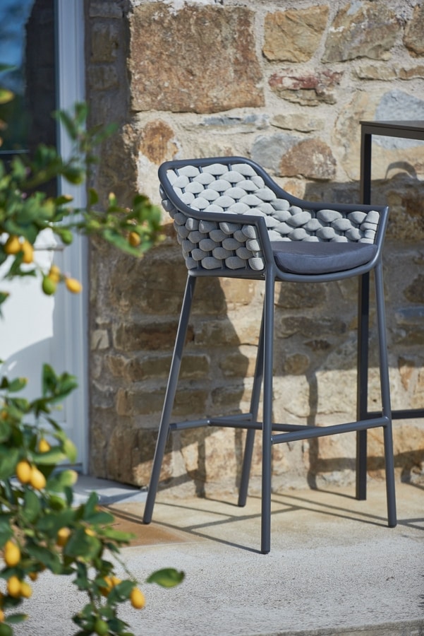 Love SG, Braided outdoor stool