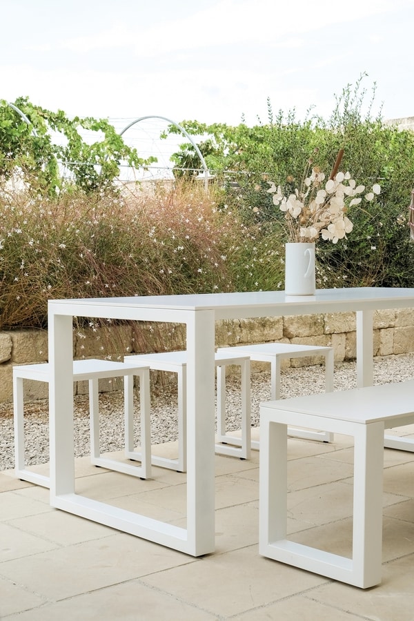 Comfort, Outdoor table with steel structure
